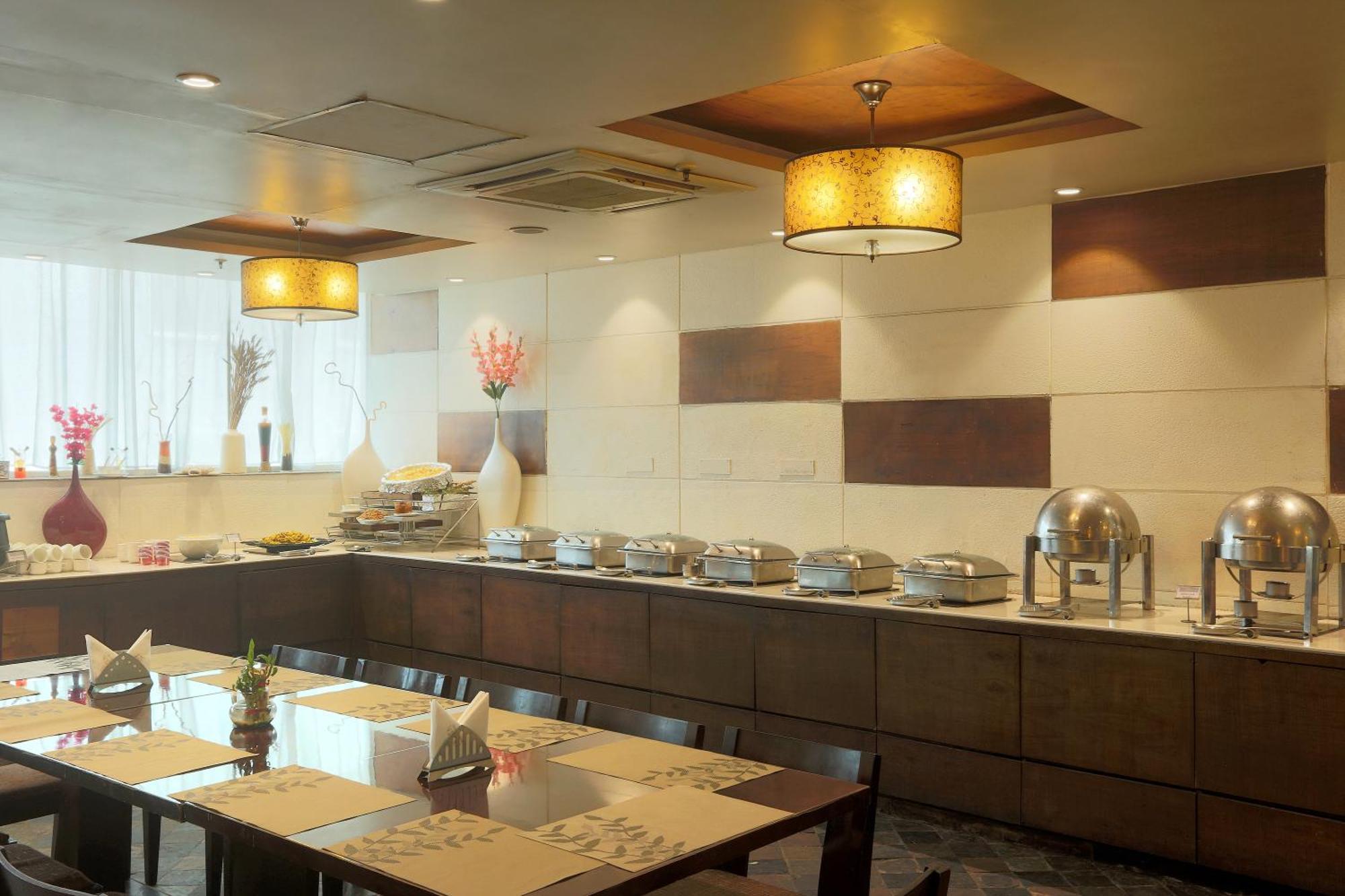 Vesta International Hotel Jaipur Buitenkant foto