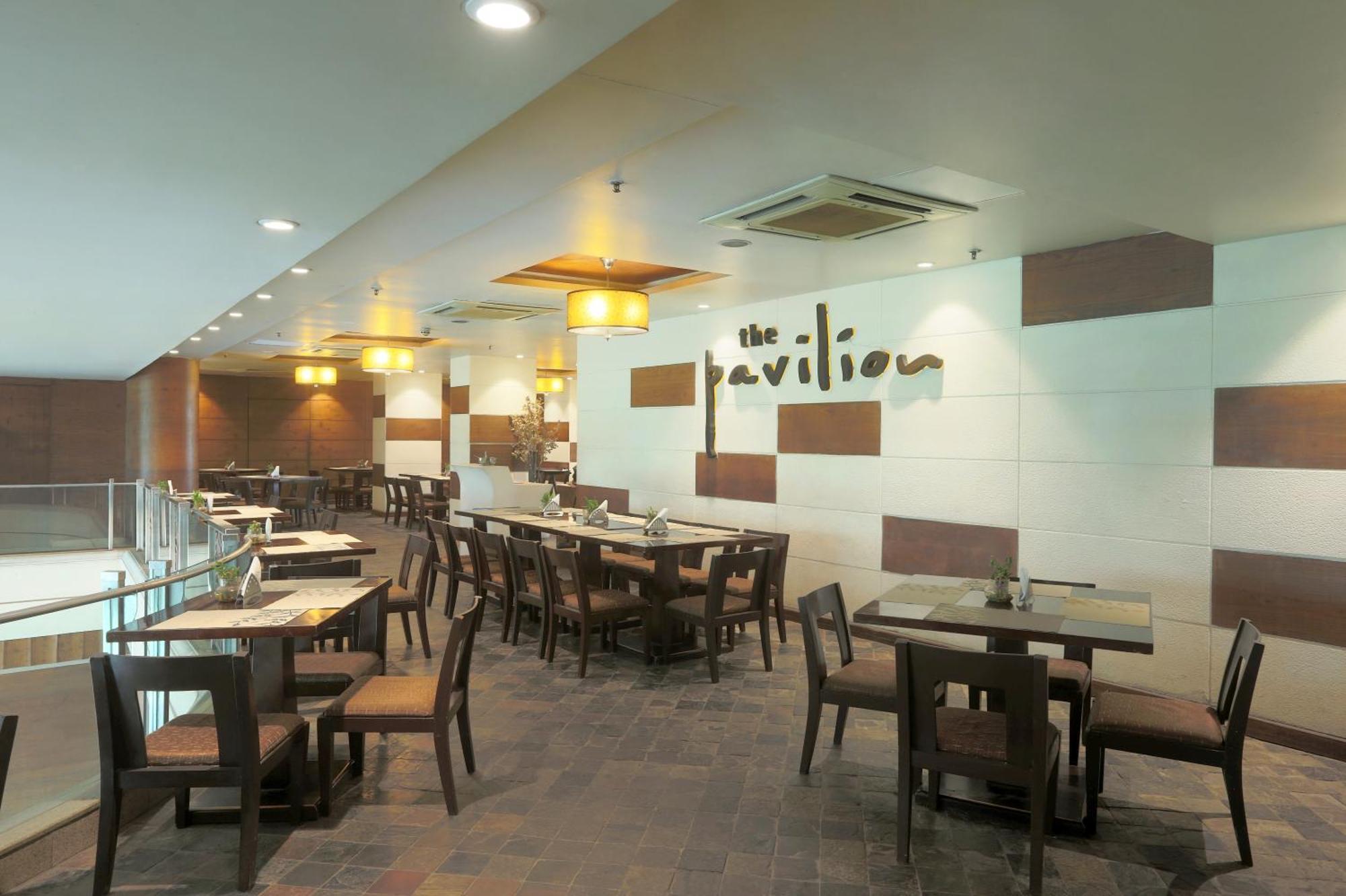 Vesta International Hotel Jaipur Buitenkant foto