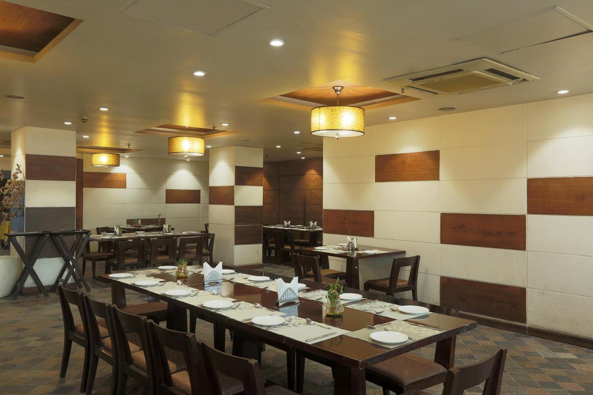 Vesta International Hotel Jaipur Buitenkant foto