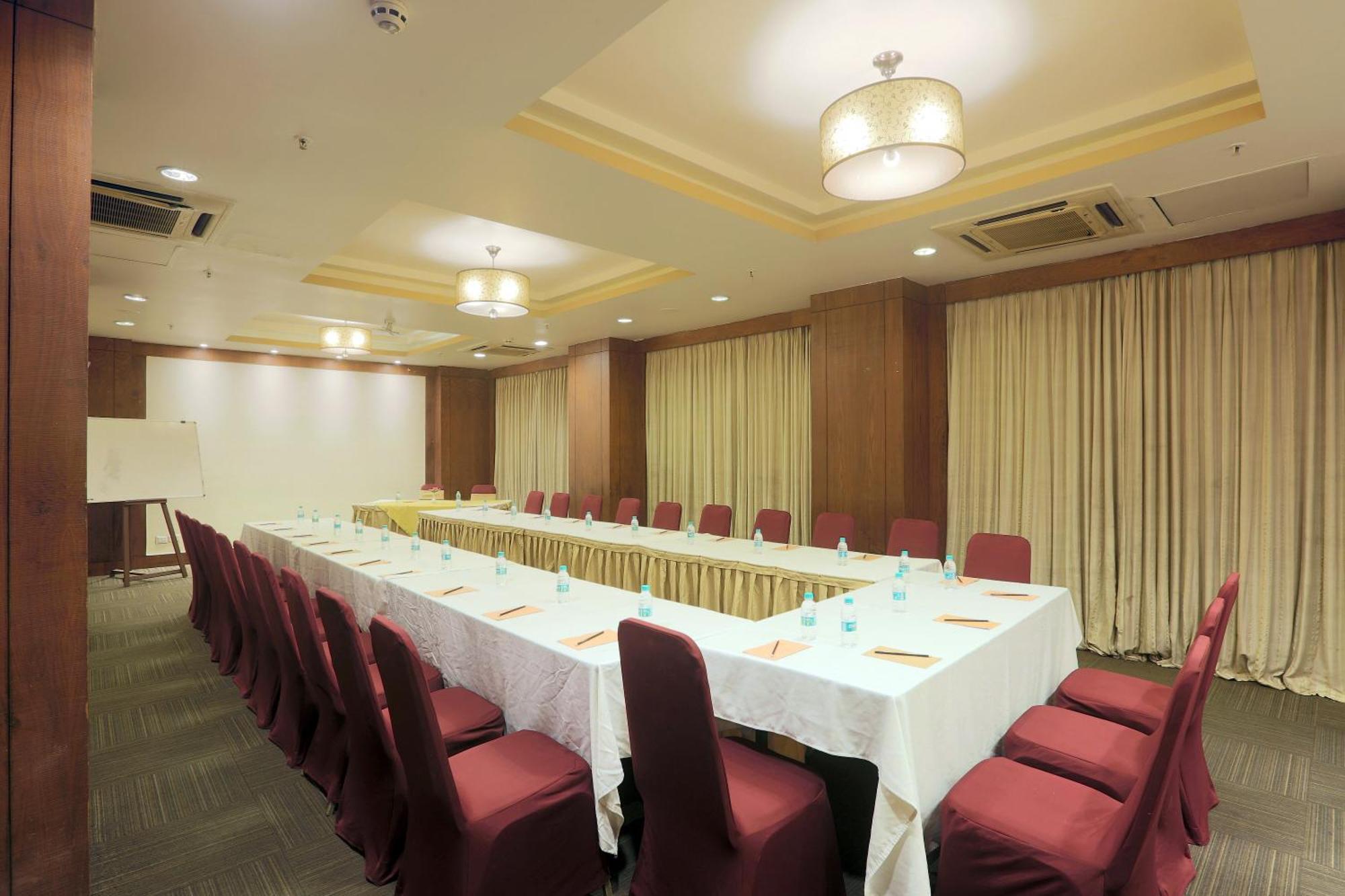 Vesta International Hotel Jaipur Buitenkant foto